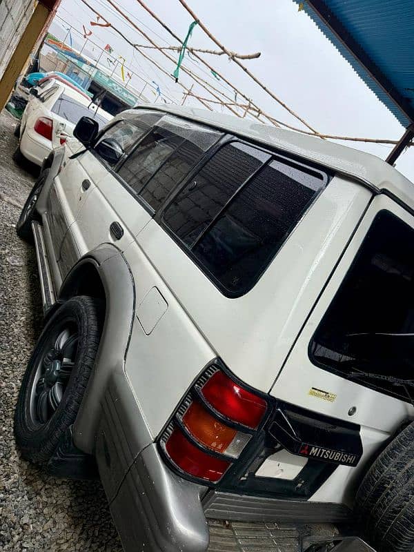 Mitsubishi Pajero 1990 3