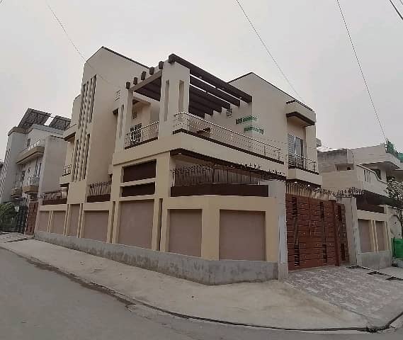 Premium Corner 10 Marla House Is Available For sale In Lahore 1