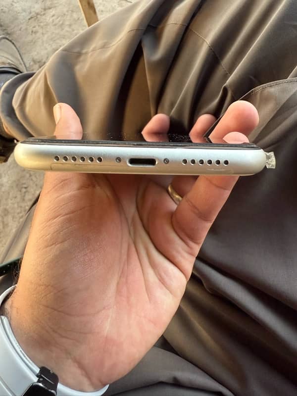 iphone 11 single+esim aproved condition 10/10 bh 74 0