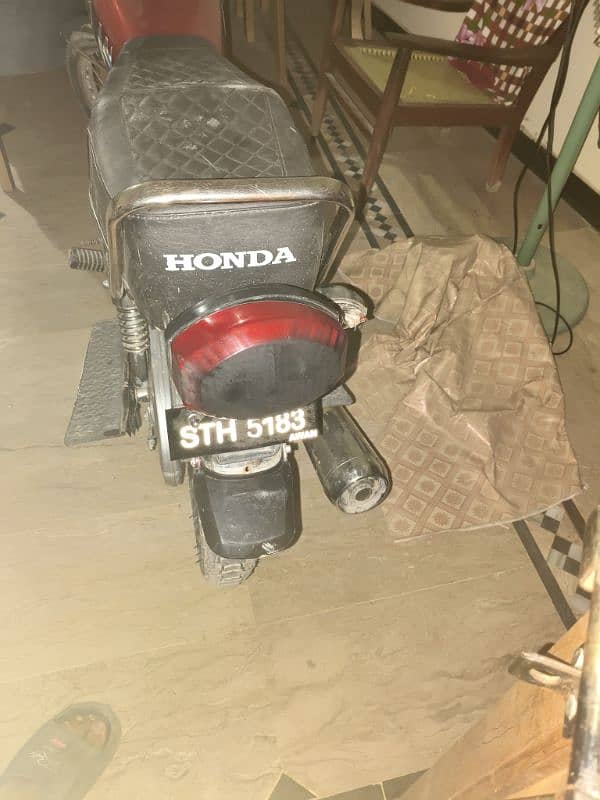 Honda 125 Red Old Is Gold Model 1997 bhut Shoq se Rkhi h or Saaam Se 3