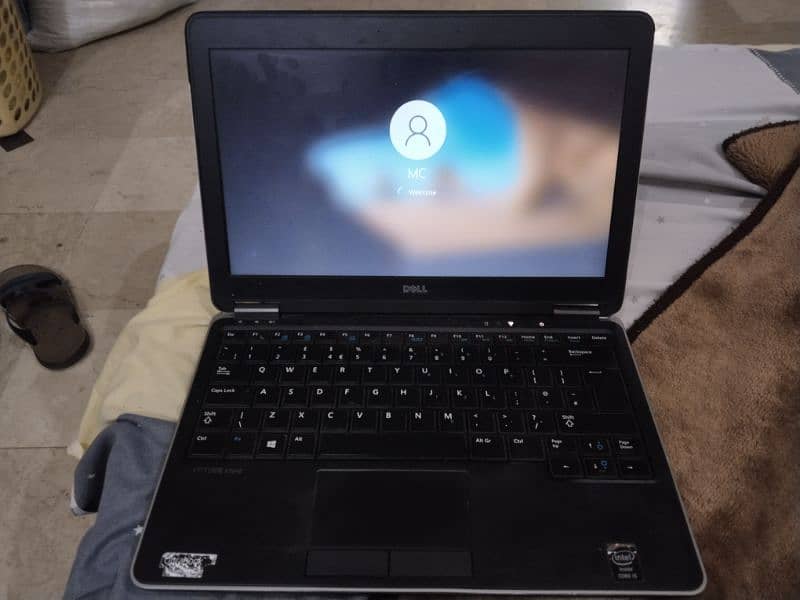 DELL Latitude E7240 1