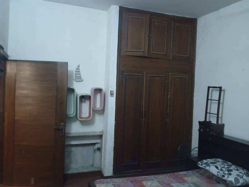 Furnish room available in upper portion in G10/1 for Male 4