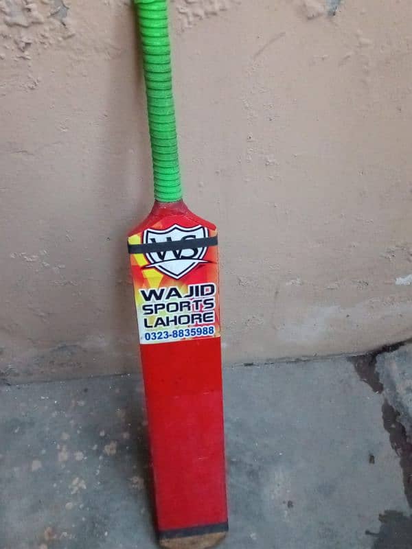 cricket bat srilankan tape ball ka hai . Aik hard ball ka bat hai 1