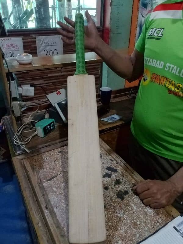 cricket bat srilankan tape ball ka hai . Aik hard ball ka bat hai 3