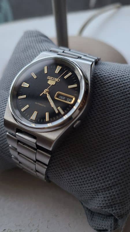 Seiko 5 watch black red salmon 1