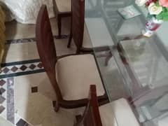 Dining Table in very Good Condition