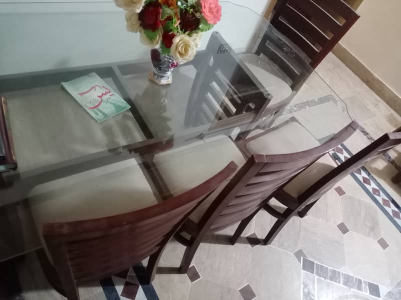 Dining Table in very Good Condition 1