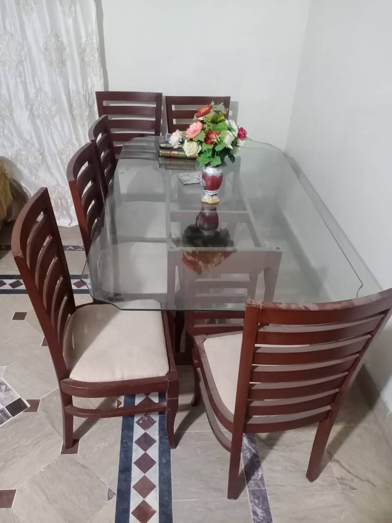 Dining Table in very Good Condition 2