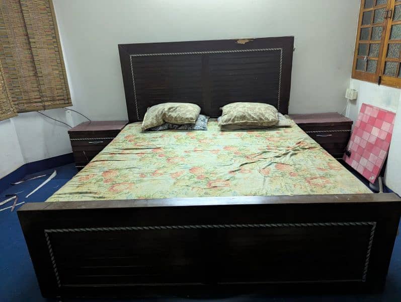bed with side tables 0