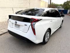 Toyota Prius hybrid 2017 / 2021 Automatic 1.8 S Push Pearl white color