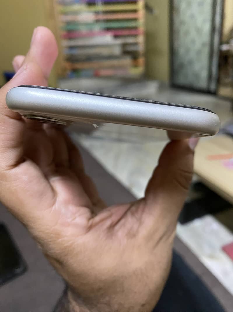 Apple iPhone 11 4