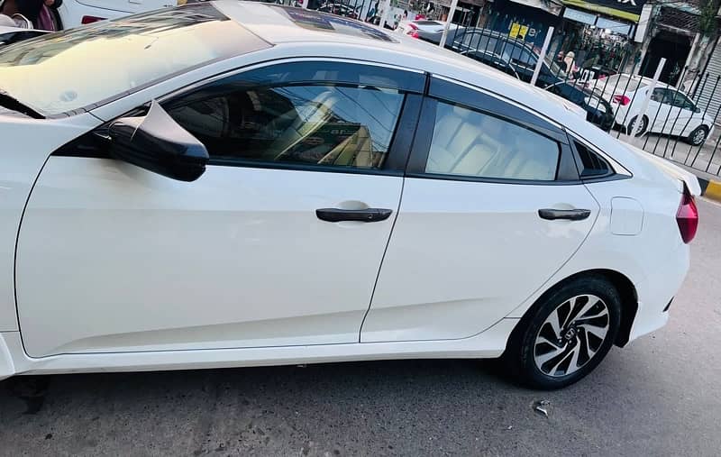 Honda Civic Oriel 2018 4