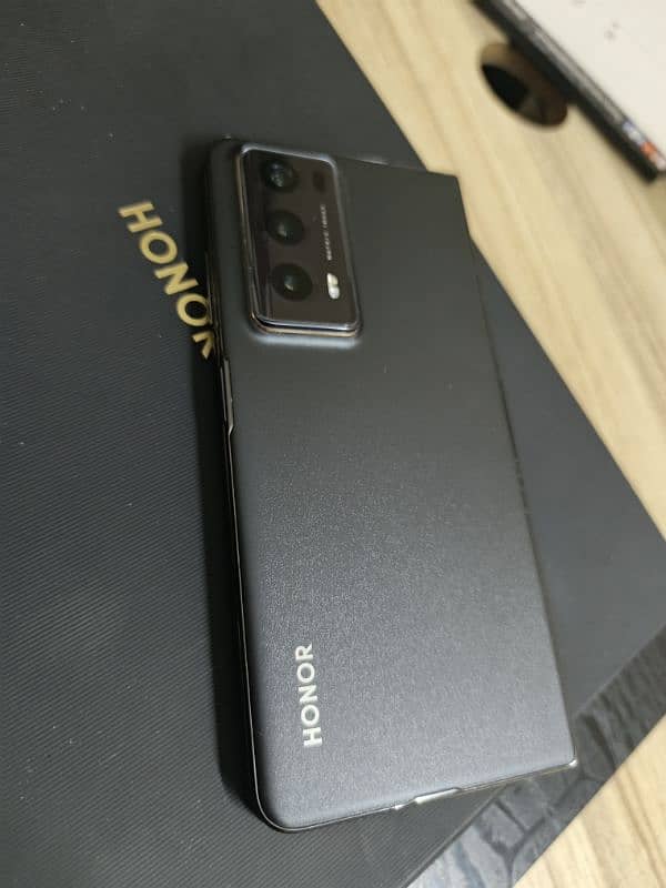 Honor Magic V2 (16/512GB) 1