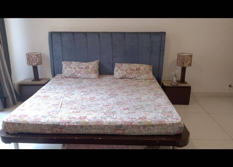 King double bed 0