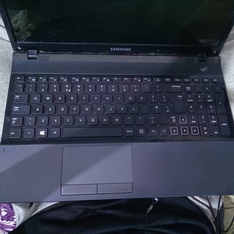 Samsung core i5 8gb ram 320 hdd 6