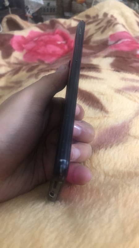 iphone 11 64 gb non pta and one plus 6/128 1