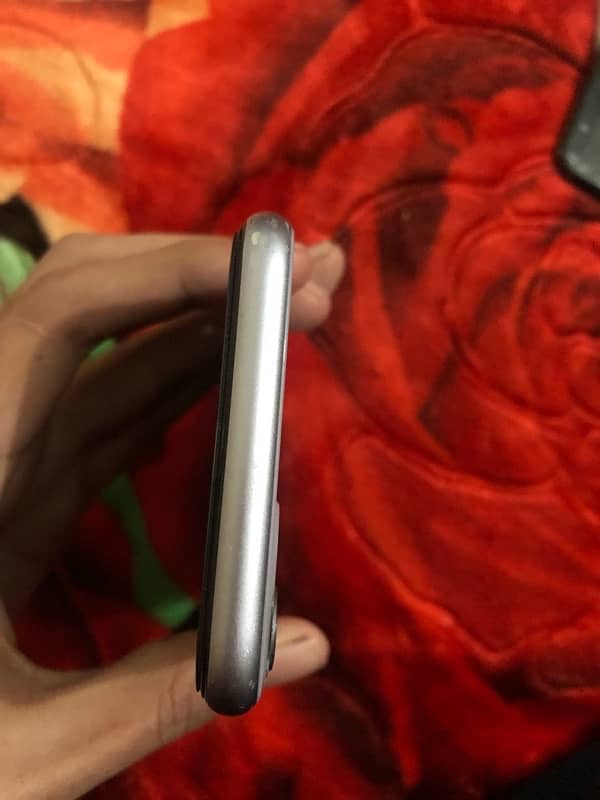 iphone 11 64 gb non pta and one plus 6/128 10