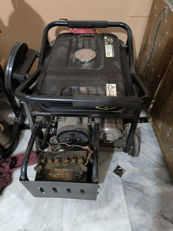 SG Korean Generator 3500 V PKR 40,000 With Battery fitted. 7