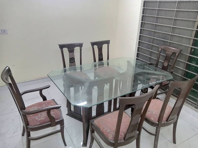 un used dining table 1