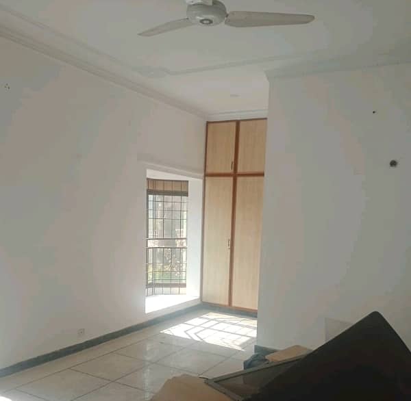 Upper Portion Of 24 Marla For rent In Cavalry Ground 3