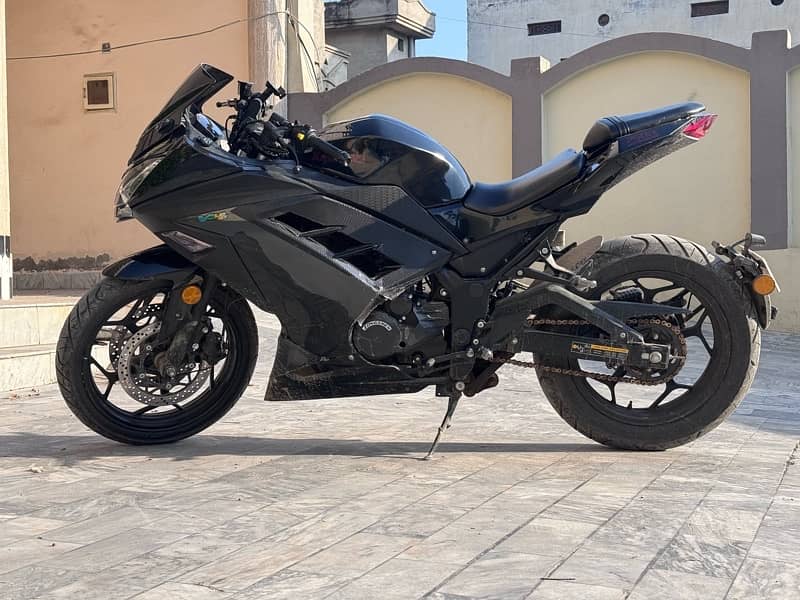 kawasaki ninja replica 10/9 condition 1