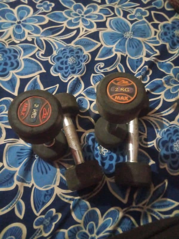 2 pairs of 2kg dumbbells almost in new condition 0