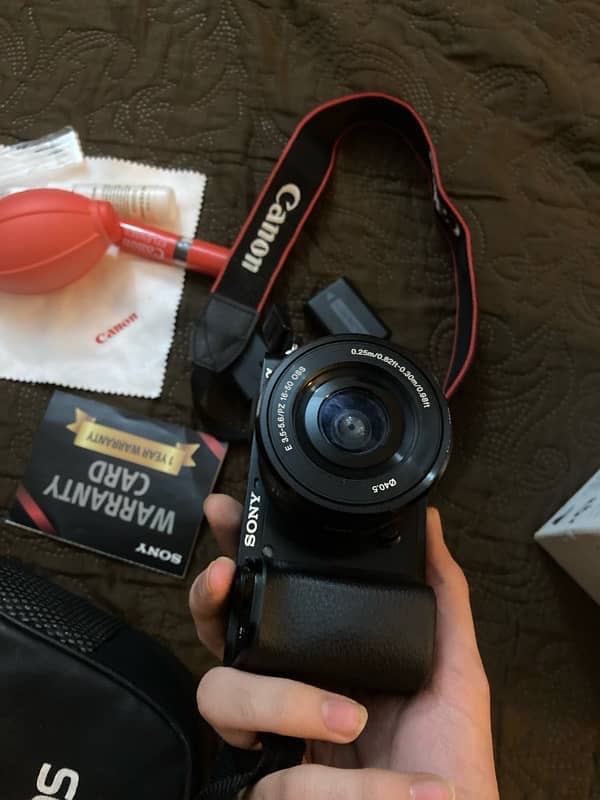 Sony a6100 + kitlens with box and extra battery 4