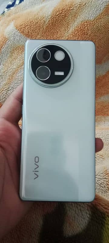 vivo v30e 8.8/ 256 ma ha candition 10/10 box charger available ha 0