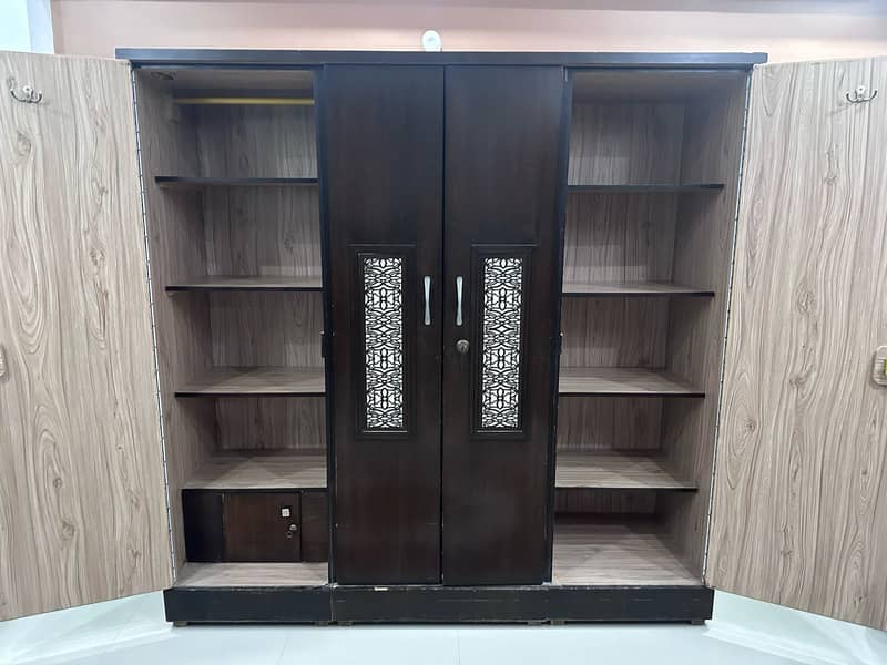 4 Doors Beautiful Wardrobe / Almari 3