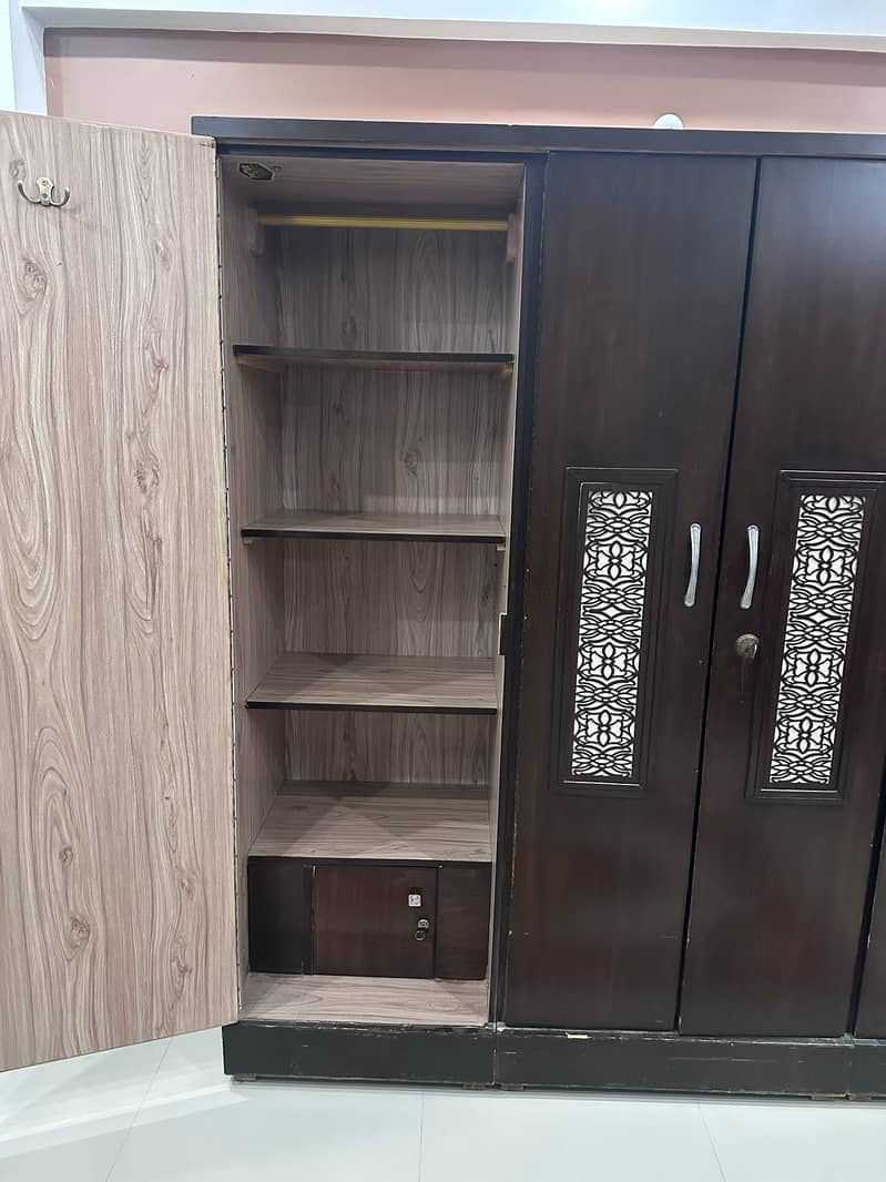 4 Doors Beautiful Wardrobe / Almari 4