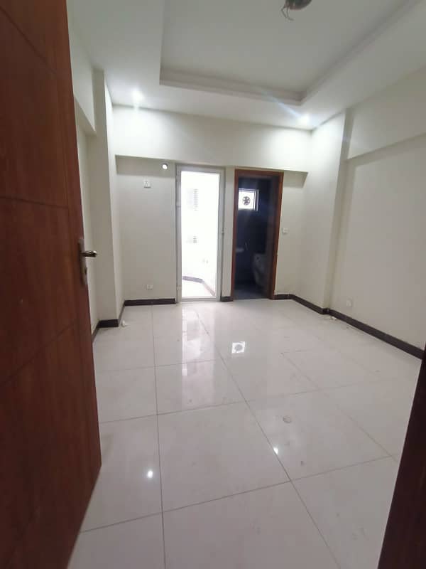 1 bed room unfurnished apartment available for rent in capital residencia 2