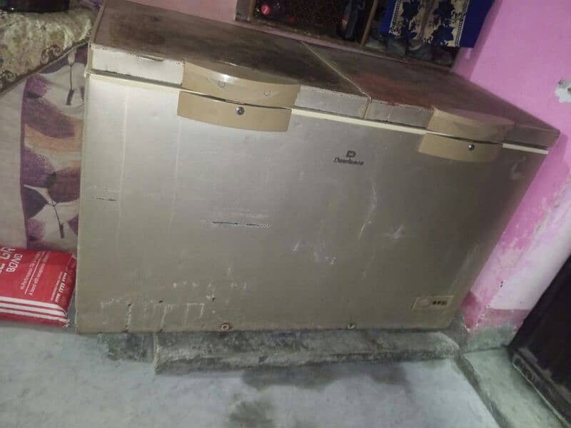 D freezer for sale double door condition apky samny ha chalny ma ko 1