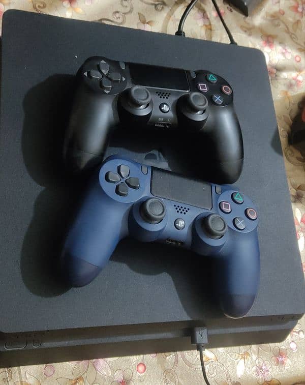 PS4 Slim with 2 controllers 0