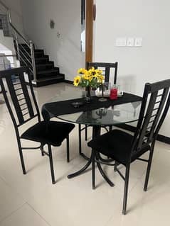 Dining table in excellent condition