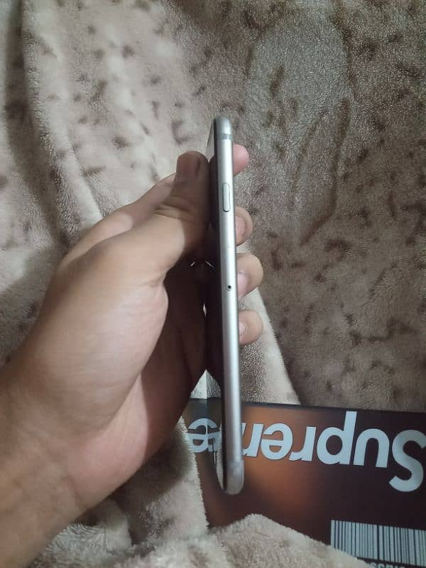 iphone 6s and oppo a1k 3