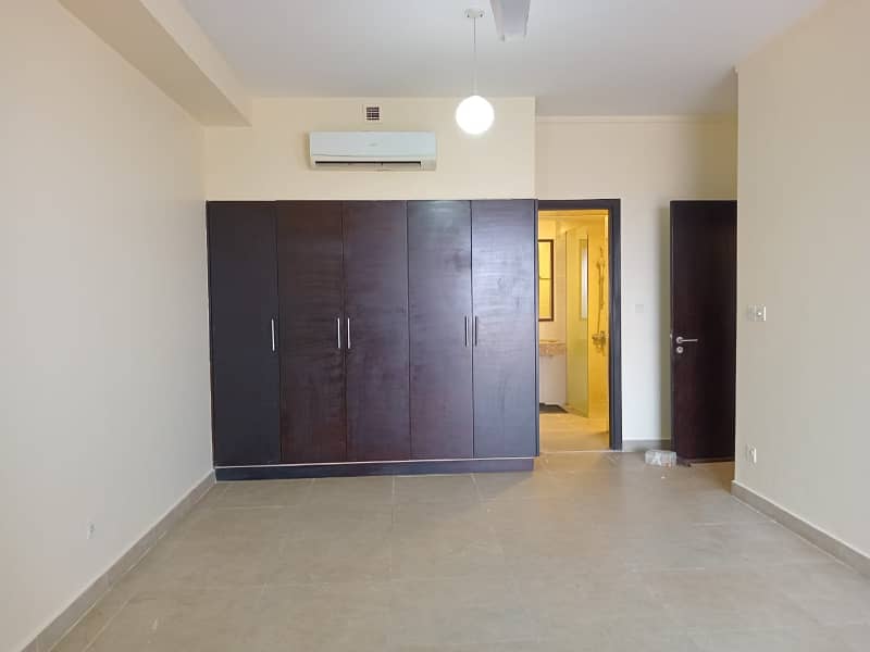 Flat 3 Bedroom Attached Bathroom Partial Sea Facing Higher Floor Maid Room 11