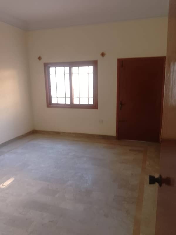 Beautiful 240yd 3bed dd beautiful portion ground floor jauhar block7 8