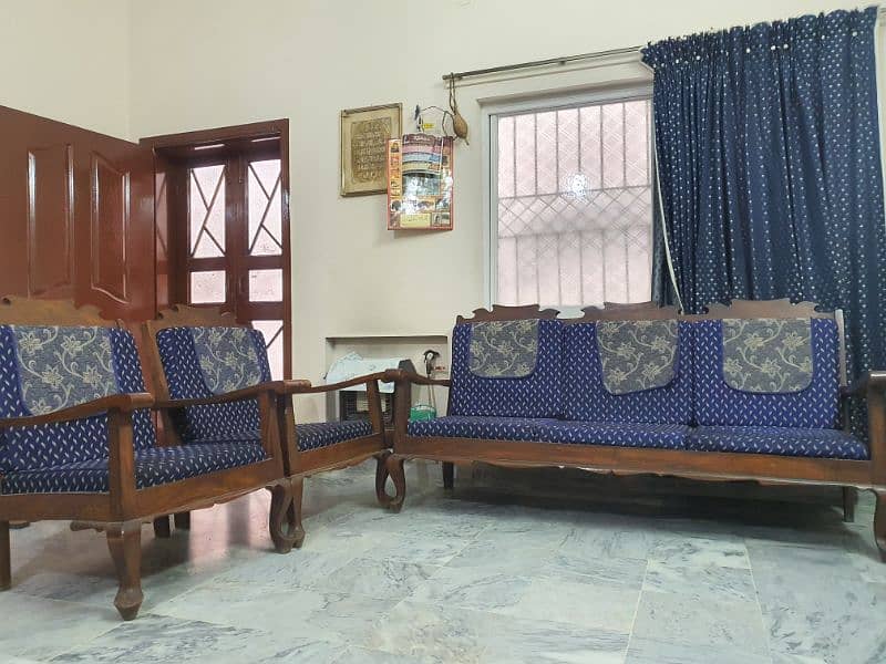 5 seater Sofa set with best condition cushions 0