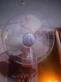 Bracket fan acchi halat mein hai