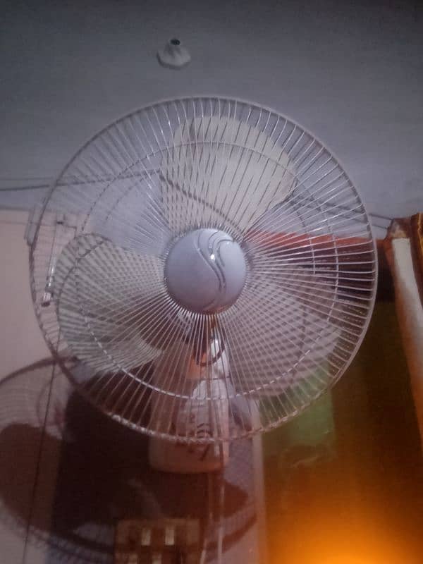 Bracket fan acchi halat mein hai 1