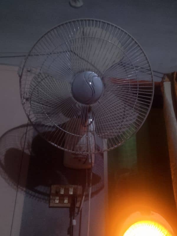 Bracket fan acchi halat mein hai 2