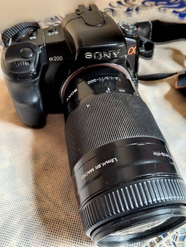 Sony a200 camera with 75_300 lens 0