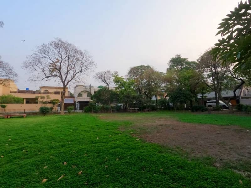 Facing Park 1 Kanal Old House Near Main Boulevard Garden Town Near Barkat Market Garden Town For Sale 8