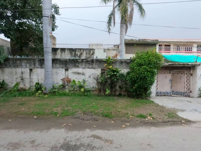 Facing Park 1 Kanal Old House Near Main Boulevard Garden Town Near Barkat Market Garden Town For Sale 10