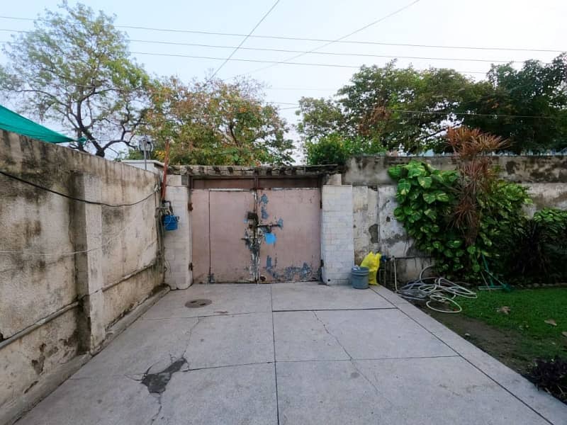 Facing Park 1 Kanal Old House Near Main Boulevard Garden Town Near Barkat Market Garden Town For Sale 11