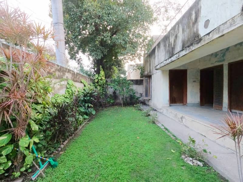 Facing Park 1 Kanal Old House Near Main Boulevard Garden Town Near Barkat Market Garden Town For Sale 12