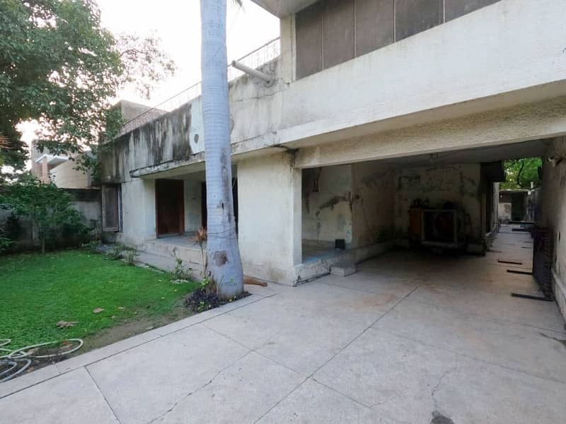 Facing Park 1 Kanal Old House Near Main Boulevard Garden Town Near Barkat Market Garden Town For Sale 13