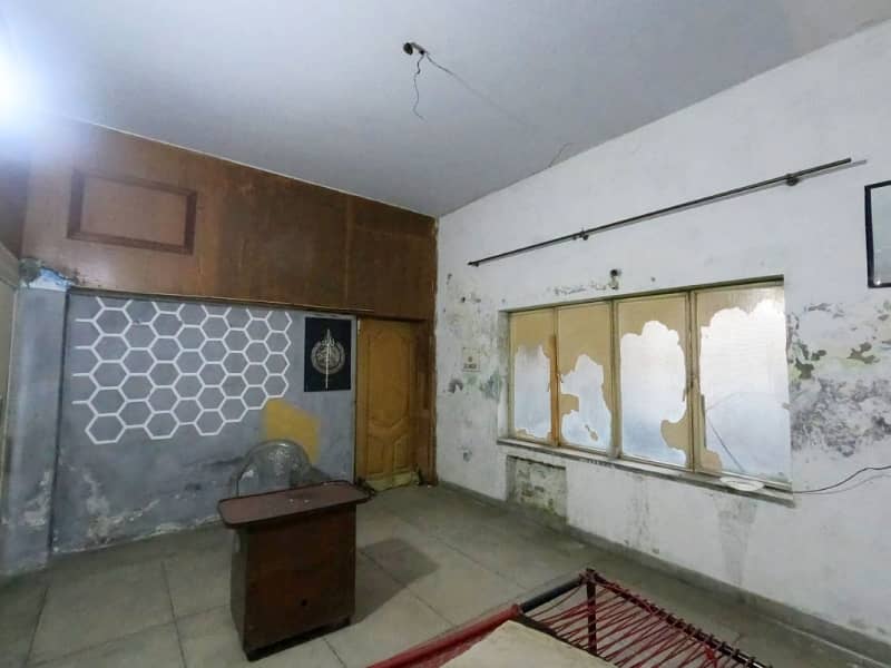 Facing Park 1 Kanal Old House Near Main Boulevard Garden Town Near Barkat Market Garden Town For Sale 18