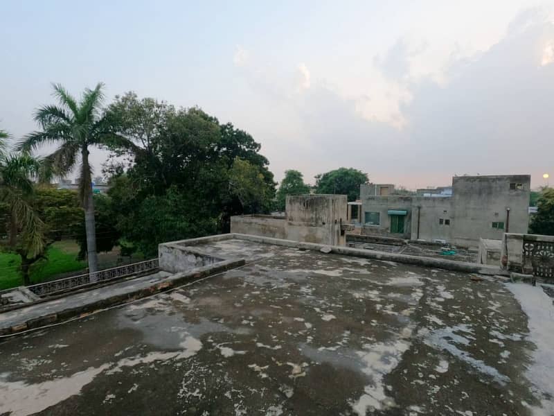 Facing Park 1 Kanal Old House Near Main Boulevard Garden Town Near Barkat Market Garden Town For Sale 29