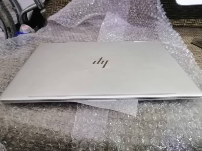 HP Spectre Series Core i5 8th Gen 4